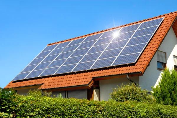 Solar Panel Generation vs Traditional Energy: A Clear Comparison